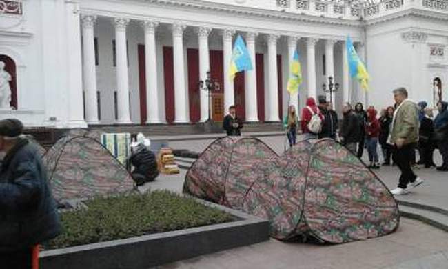 "Одесса без Труханова": на Думской площади появился палаточный городок 