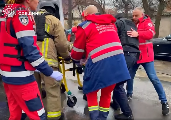 Медики та рятувальники евакуюють постраждалого. Фото: скріншот з відео ДСНС в Одеській області.