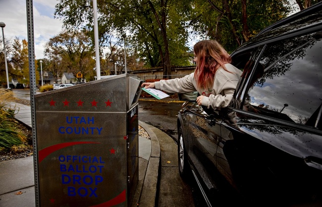 Фото: Американка вкидає бюлетень до поштової скриньки в штаті Юта/CNN
