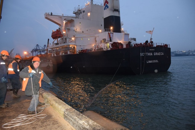 Порт "Черноморск" принял первое в 2017 году судно с углем из ЮАР