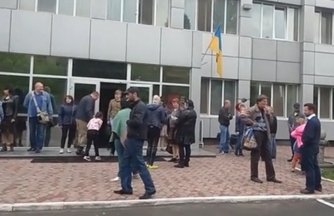 Переселенцы из дома на Успенской блокировали здание «Одессаоблэнерго» из-за отключения электричества 
