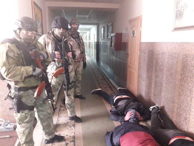 Спецназ задержал группу людей, ворвавшихся в офис Службы автомобильных дорог в Одесской области