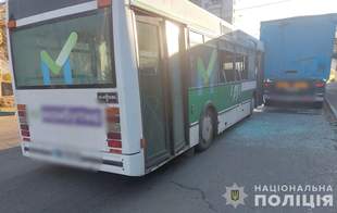 Пострадали более 10 человек: в Черноморске маршрутка врезалась в припаркованный грузовик