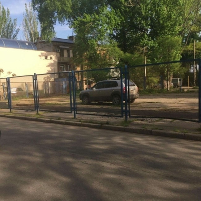 Школа в центре Одессы осталась без спортивной зоны: ее заняли автомойка и машины