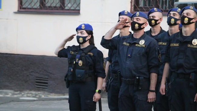Вперше в Україні жінка-нацгвардієць заступила черговою військових нарядів