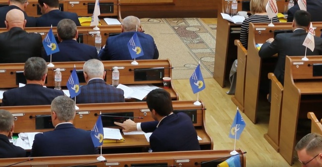 Кнопкодавство на сесії Одеської обласної ради: голосують синхронно, за трьох і навіть "на ходу"
