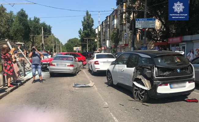 В Одесі автівка розтрощила зупинку з людьми (оновлено)