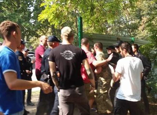 Митингующие подрались с полицейскими из-за сноса забора у стройки 