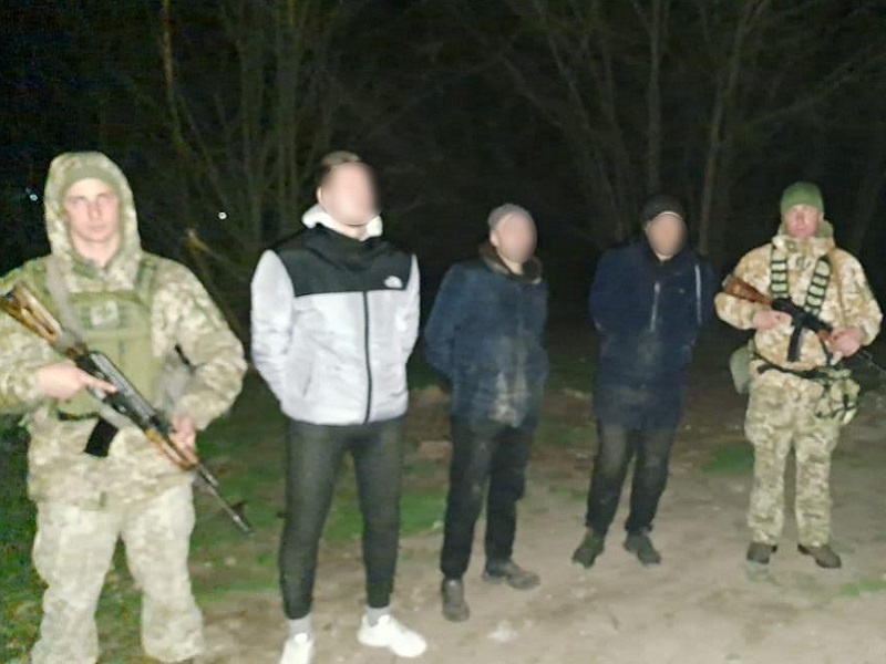 Прикордонники з пострілами затримали на Одещині збірну ухилянтів