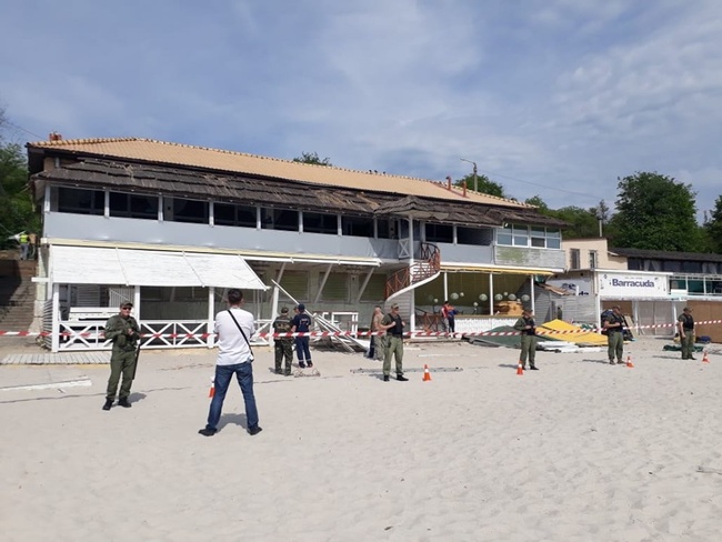 Муниципальные стражники снесли кафе на пляже в Одессе