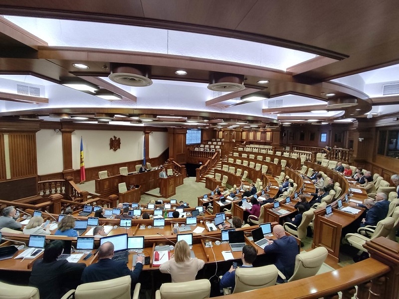 Молдовські парламентарі з бійкою ухвалили рішення щодо назви офіційної мови румунською