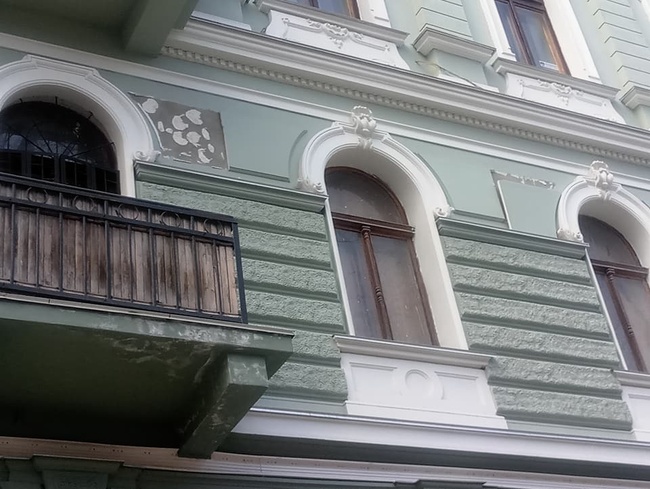 Осыпающийся фасад на Софиевской отремонтирует реставратор за свой счет