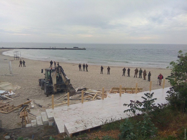 Одесские коммунальщики оперативно снесли кафе на пляже, связанное с депутатом горсовета