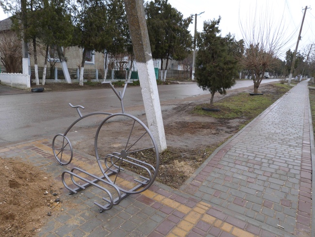 У Доброславі розпочали встановлювати велопарковки