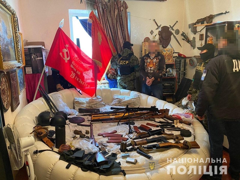 Поліцейські вилучили зброю, яку планували використати для провокацій 2 травня в Одесі