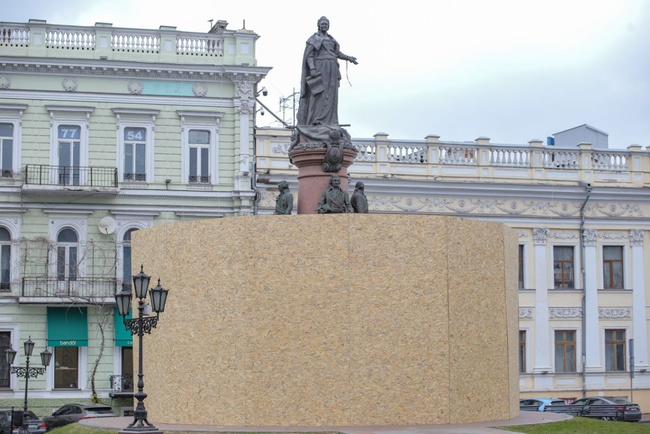 Пам'ятник "Засновникам міста" в Одесі закрили парканом
