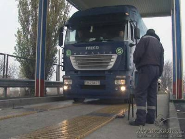 На дорогах южных областей "Укртрансбезопасность" оштрафовала владельцев перегруженных фур на 150 тысяч евро