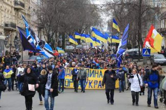 Фанаты «Черноморца» и «Карпат» прошли маршем по центру Одессы