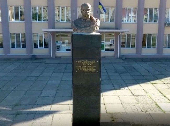 Власти Балты предлагают сменить памятник Шевченко и флаг города