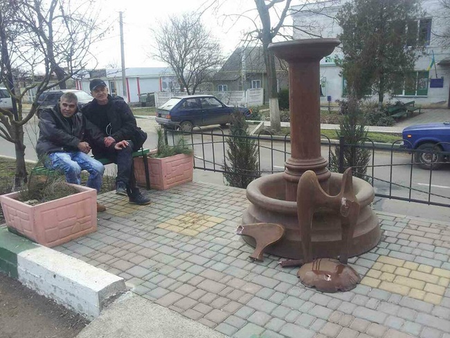 Двое мужчин в Одесской области повредили арт-объект во время празднования «Дня советской армии»