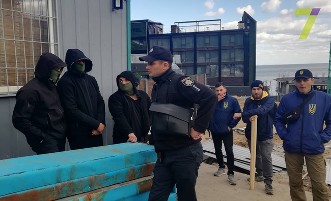 Лидер одесского «Уличного фронта» стрелял в воздух на депутатской стройке
