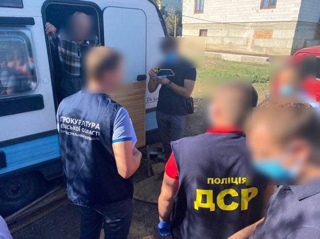 Справу колишнього слідчого та групи підозрюваних в шахрайстві скерували до суду