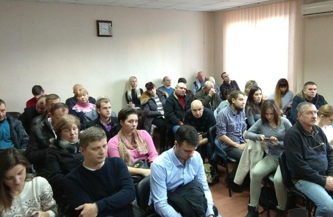 В Одессе два десятка человек собрались на общественные слушания по электронному билету