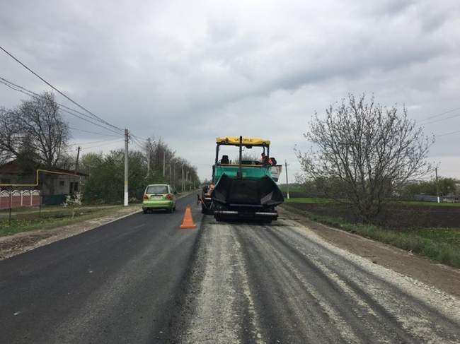 Фирма депутата облсовета продолжает ремонтировать пять километров дороги в Любашевском районе