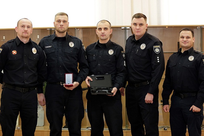 Обезвредивших одесского "сталиниста" патрульных наградили знаками отличия и оружием