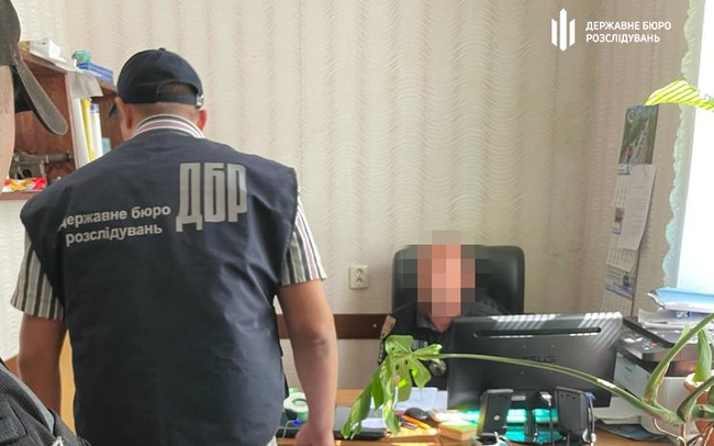 ДБР скерувало в суд справи підозрюваних в хабарництві поліцейського та рятувальника з Одещини