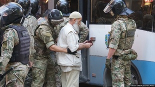Окупанти заселяють Крим росіянами та тероризують кримських татар