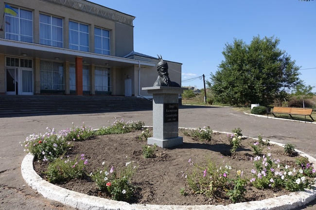 В селе Одесской области установили памятник национальному герою Албании