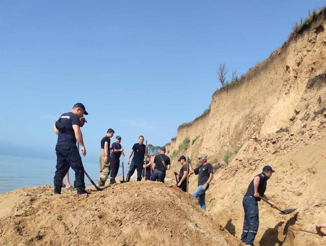 Рятувальники продовжують шукати жінку під завалом в Лебедівці (оновлено)