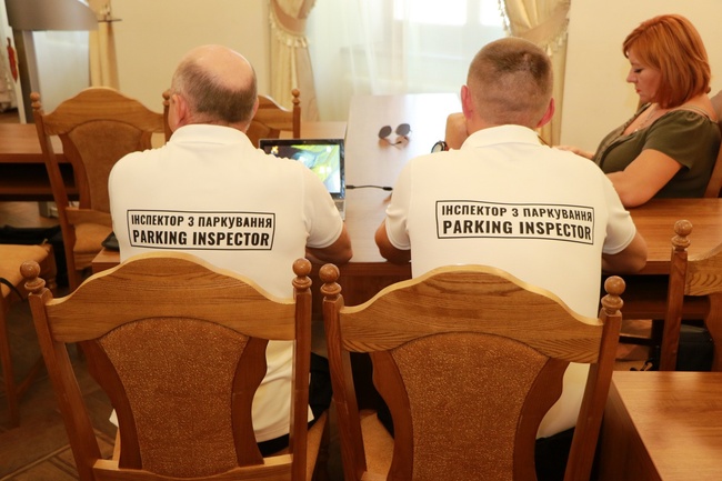 Пока только предупреждают: в Одессе заработали муниципальные парковочные инспекторы