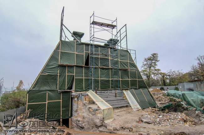 Воронцовскую колоннаду накрыли "саркофагом"