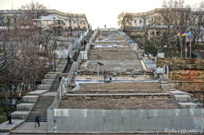 Одесские депутаты отложили выделение средств на ремонт Потемкинской лестницы и здания на Дерибасовской