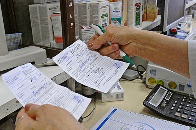 Медикам запретят выписывать рецепты на доступные лекарства в частные аптеки