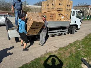 Постраждалі від повені жителі Херсонщини почали отримувати нову техніку