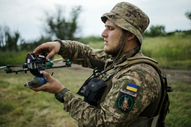 Військовий з FPV дроном. Фото: Українська правда