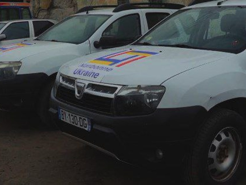 Франція передала Миколаєву два автомобілі та УЗД-апарати
