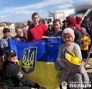 Переселенці з окупованого лівобережжя Херсонщини отримали гуманітарну допомогу