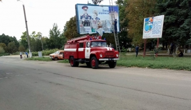 Поздравления от имени главы Ивановской райгосадминистрации расклеивают с помощью спасателей