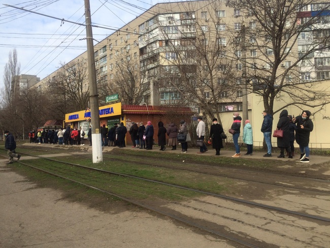 Черги на трамваї та новий антирекорд: кожен 10 захворілий на COVID-19 в Україні минулої доби - з Одещини