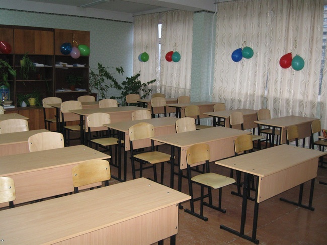 Мебель для школ Малиновского района купят за три миллиона