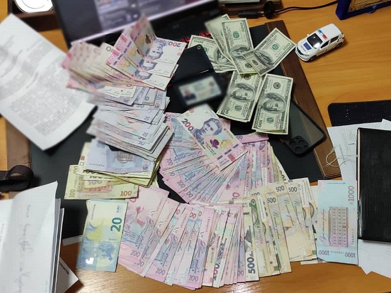 Одеського поліцейського затримали під час отримання хабаря