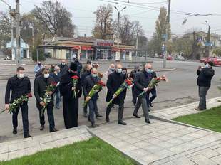 В Одесі поклали квіти до пам'ятного знаку жертвам Голодомору