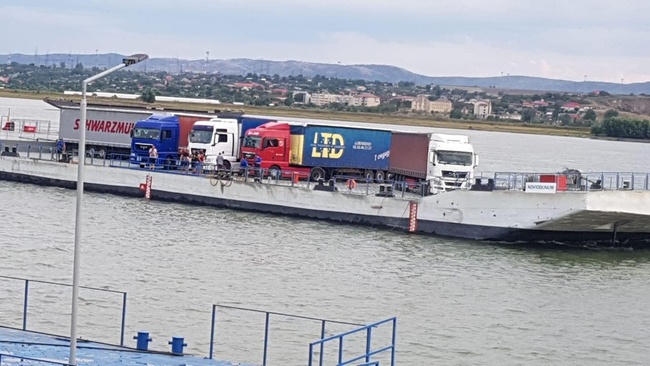 Поромна переправа «Орлівка – Ісакча» перевезла перші 150 вантажівок