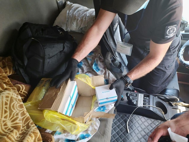 Вірусна контрабанда: водій вантажівки намагався ввезти в Україну 95 тестів на COVID-19