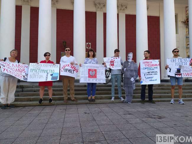 В Одесі влаштували протест під будівлею мерії через знесення друкарні Фесенка