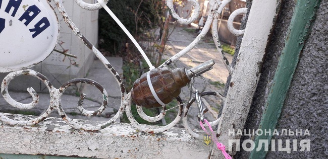 Полицейские назвали хулиганством «растяжку» с гранатой на воротах сельского активиста